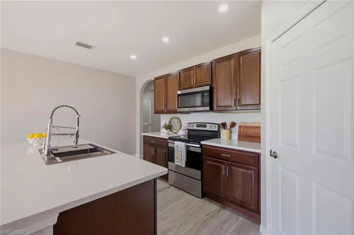 2909 Nw 22nd Ave, Cape Coral, Florida 33993