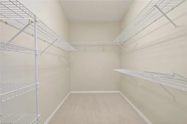 Big Master Bedroom walk in closet
