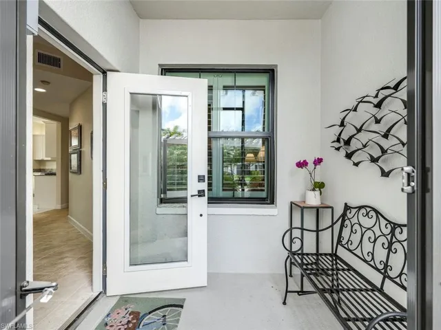 Screened-Porch Private Entry