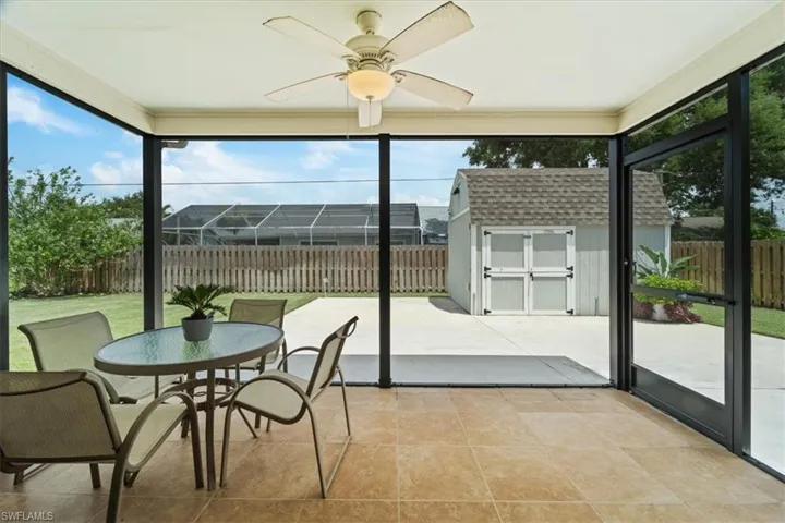 Sunroom / solarium with ceiling fan