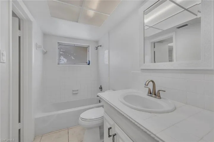 656  Binnacle  DR, Naples, FL 34103