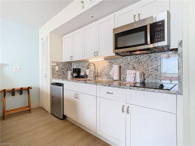 Full kitchenette