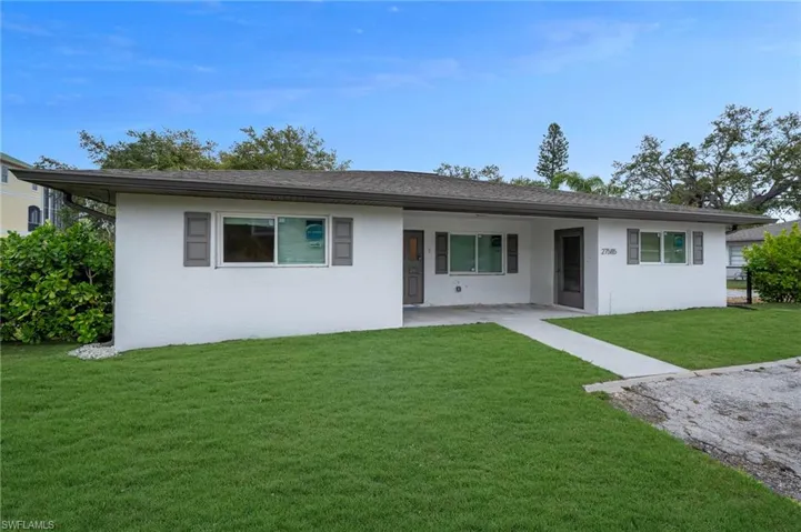 Make this your dream pool home. This canal front home is minutes to the gulf via boat! Beautiful beaches are just around the corner!