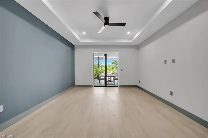 Recessed tray ceiling with integrated lighting and a ceiling fan
