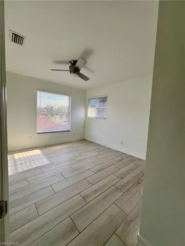 Spare room with wood tiled floors and a ceiling fan