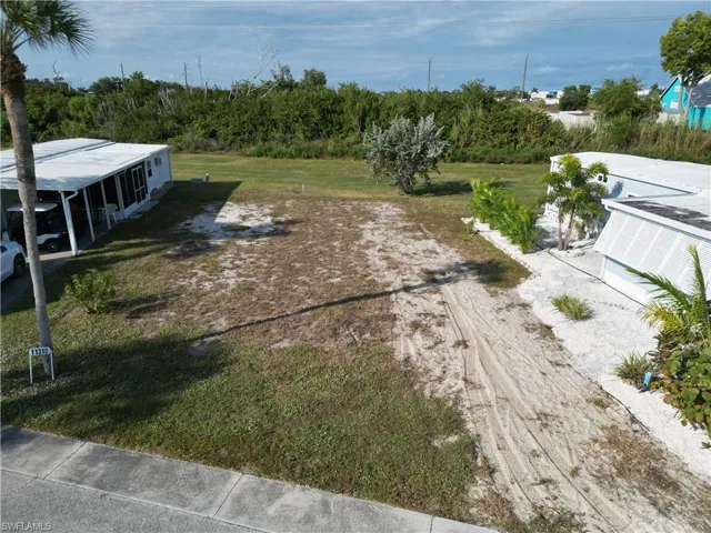 Big residential lot in Bayside Estates