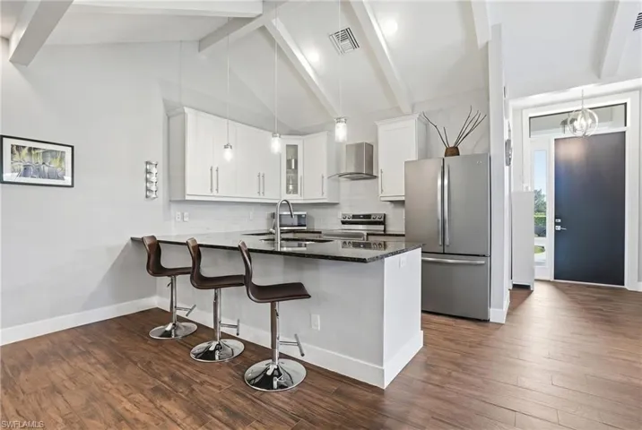 Modern updated kitchen, well-designed kitchen perfect for everyday living.