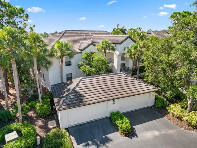 View of front of home featuring a 2 car garage