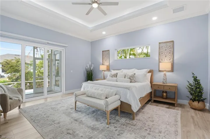 Overlooking water, ensuite, 2 walk in closets