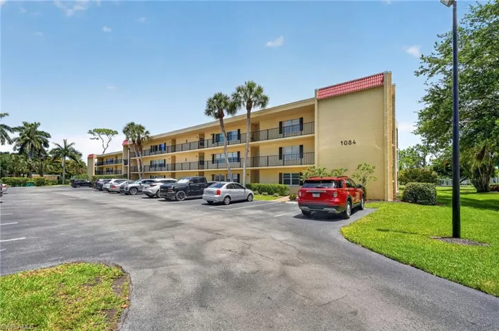 1084 Forest Lakes Dr 7205, Naples, Florida 34105