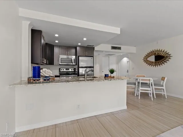 1084 Forest Lakes Dr 7205, Naples, Florida 34105