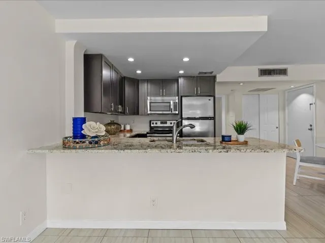 1084 Forest Lakes Dr 7205, Naples, Florida 34105