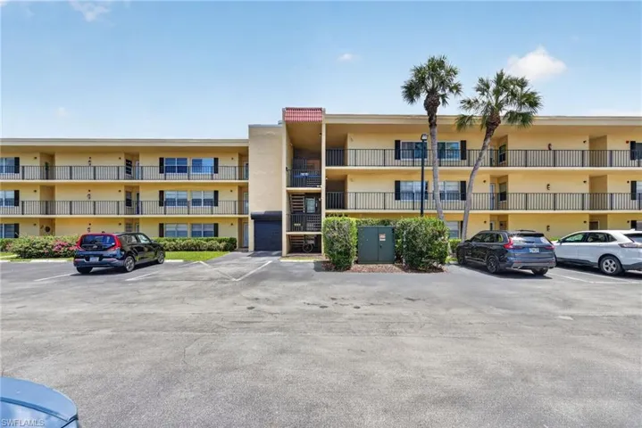 1084 Forest Lakes Dr 7205, Naples, Florida 34105