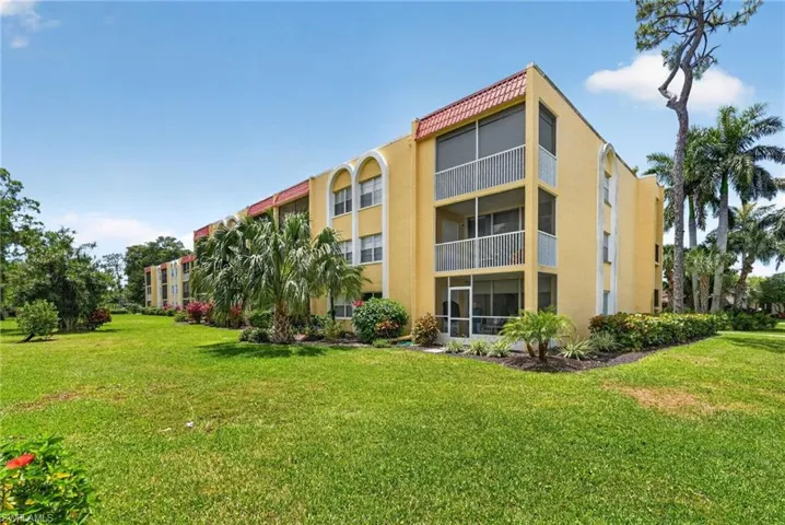 1084 Forest Lakes Dr 7205, Naples, Florida 34105