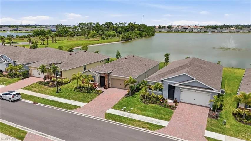 628 Parkshore Lake Ave, Cape Coral, Florida 33993