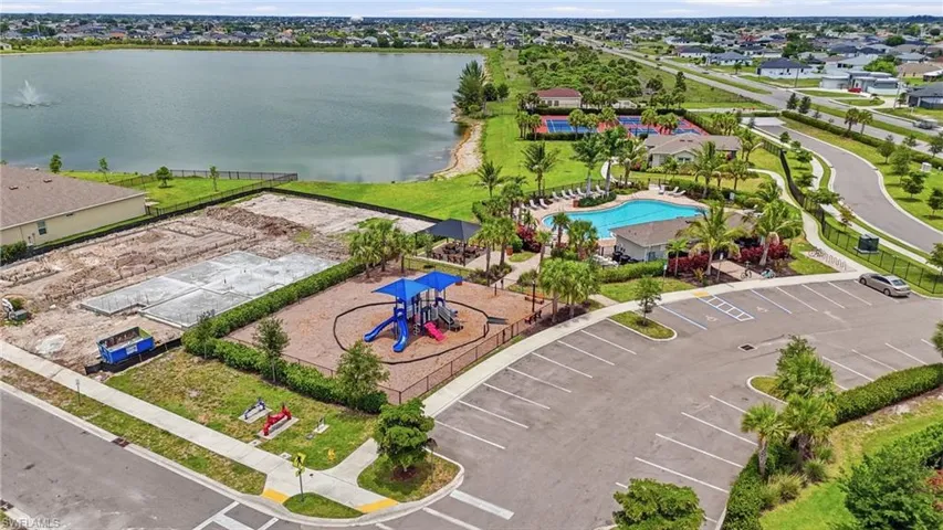 628 Parkshore Lake Ave, Cape Coral, Florida 33993