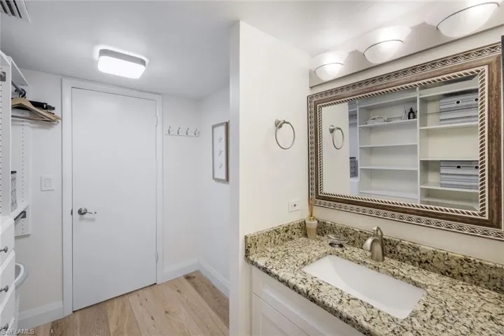 5  Bluebill  AVE, Naples, FL 34108