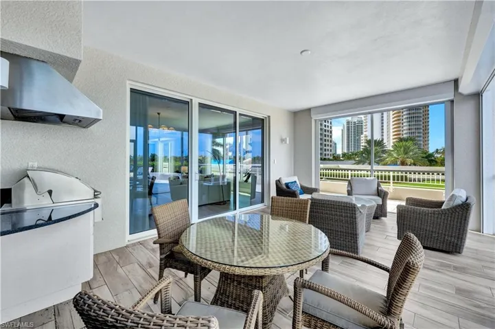 Sunsets, cocktails and morning coffee! A family barbecue? It's all possible right here on the spacious lanai!