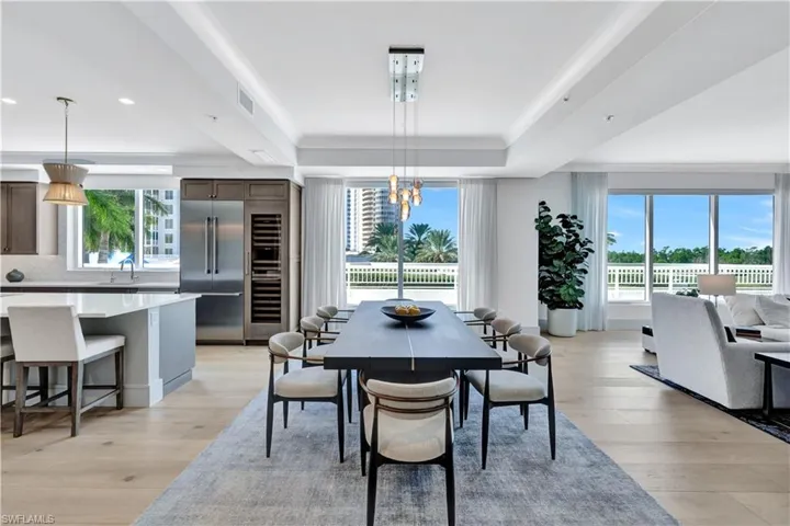 LARGE dining area -- perfect for large or small get togethers.
