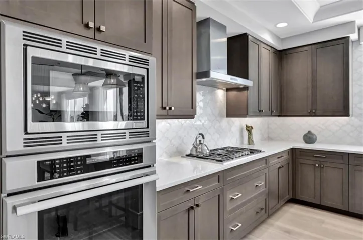Built in oven and microwave. Gas cooktop.