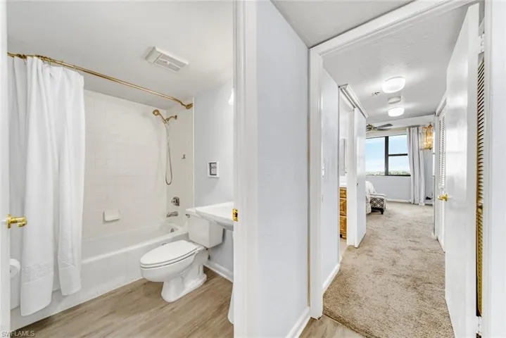 Guest bathroom with tub/shower