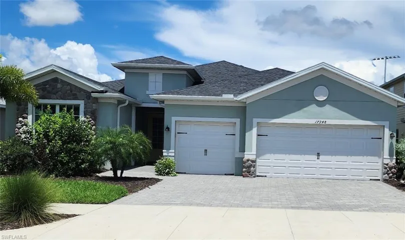 View of front of property w/ 3 car garage