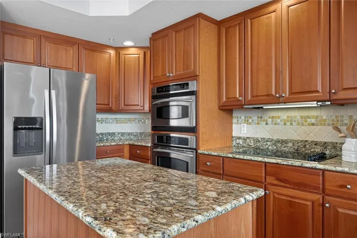 KIT wwood cabinets SS appliances