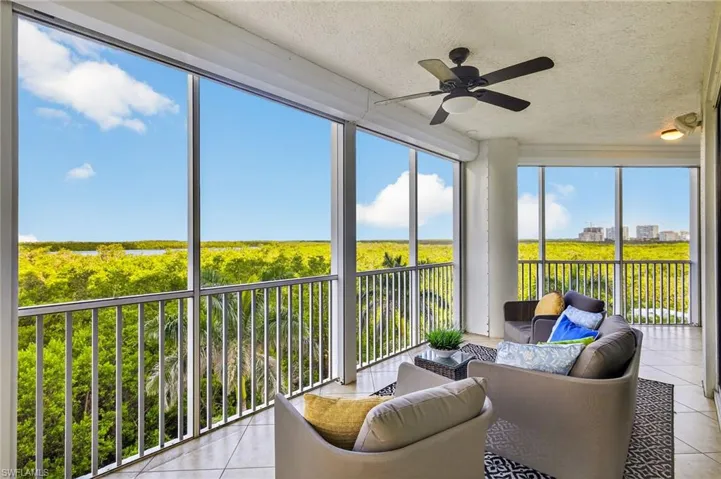 Huge, wrap-around Lanai
