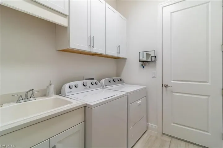 8943  Saint Lucia  DR, Naples, FL 34114