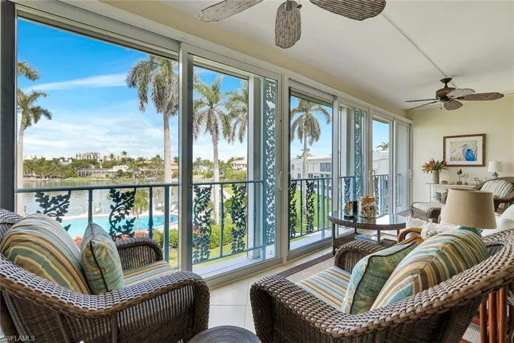 Enjoy the breezes or close the sliding glsa