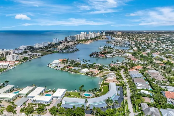 Fabulous Location, walk to the Beach or Village on Venetian Bay