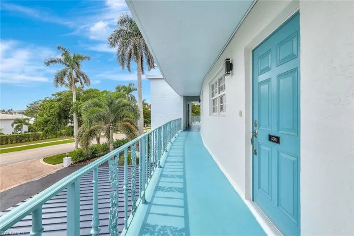 Elevator Building& 2 Guest Suites... walking distance to the beach