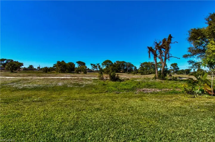 View of grassy yard featuring a rural view
