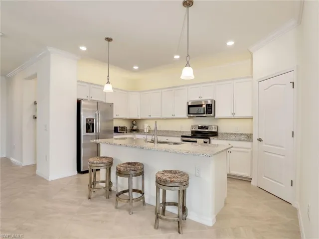 Breakfast Bar & walk-in Pantry