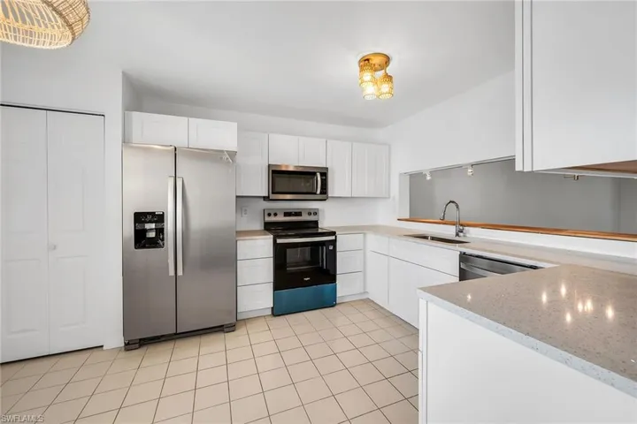208 Furse Lakes Cir D6, Naples, Florida 34104