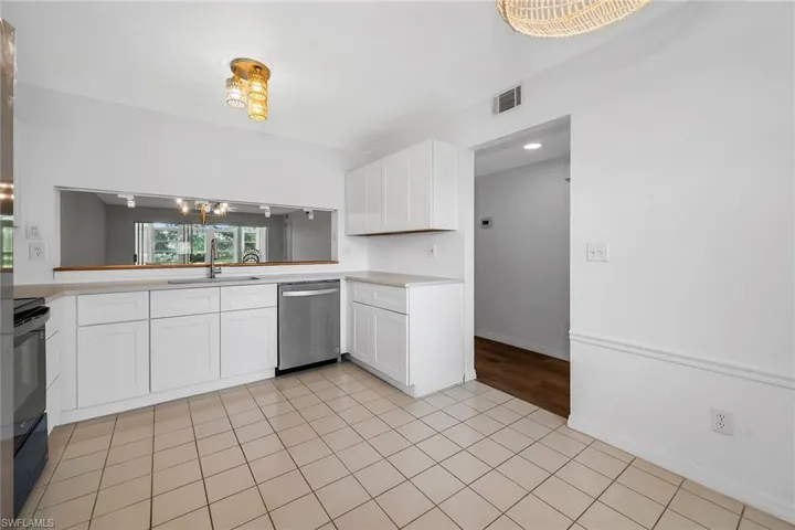 208 Furse Lakes Cir D6, Naples, Florida 34104