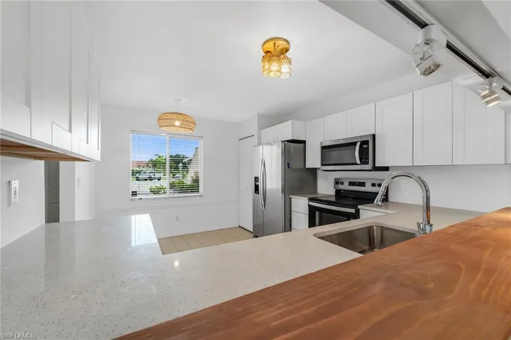 208 Furse Lakes Cir D6, Naples, Florida 34104