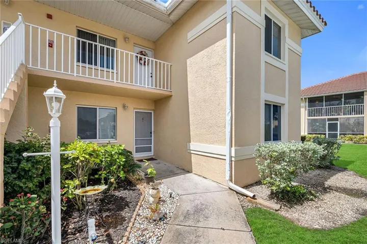 208 Furse Lakes Cir D6, Naples, Florida 34104
