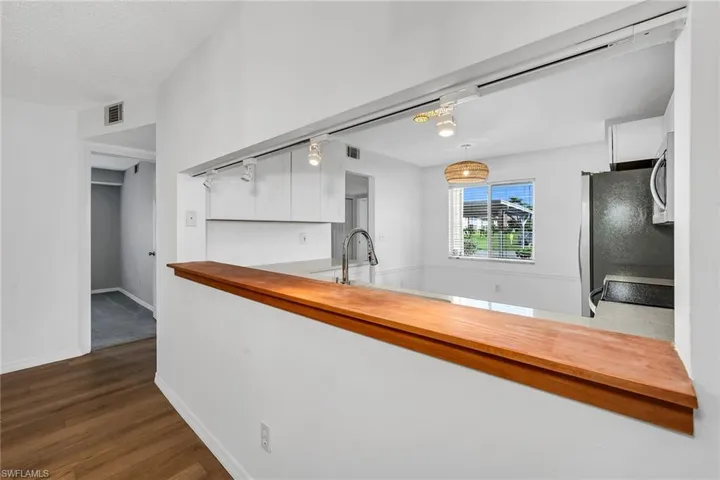 208 Furse Lakes Cir D6, Naples, Florida 34104