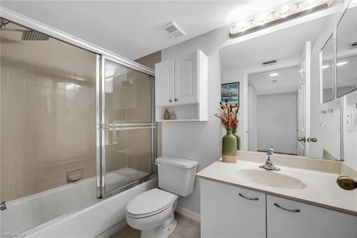 208 Furse Lakes Cir D6, Naples, Florida 34104