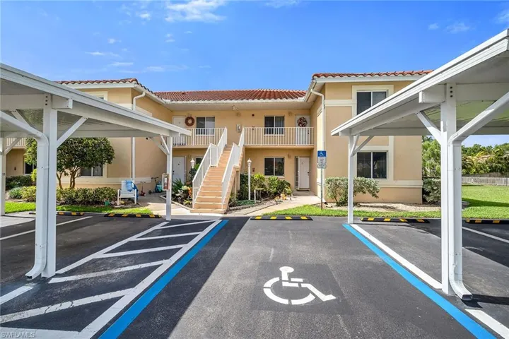 208 Furse Lakes Cir D6, Naples, Florida 34104