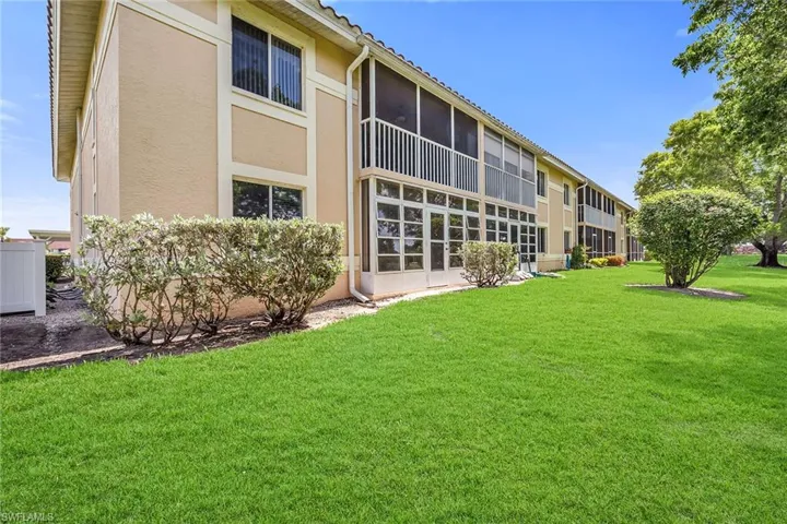 208 Furse Lakes Cir D6, Naples, Florida 34104