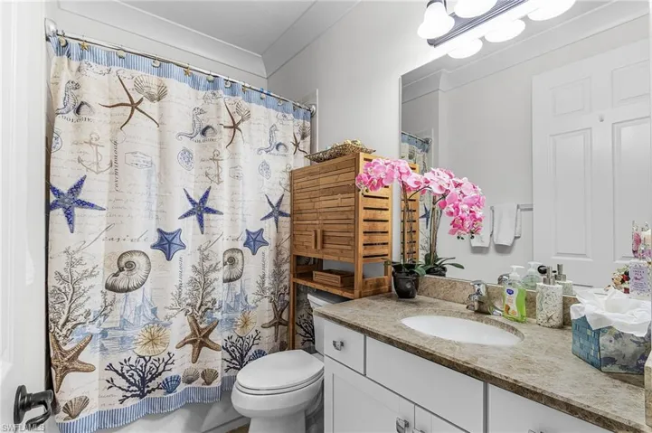 Full bath with vanity and shower / tub combo