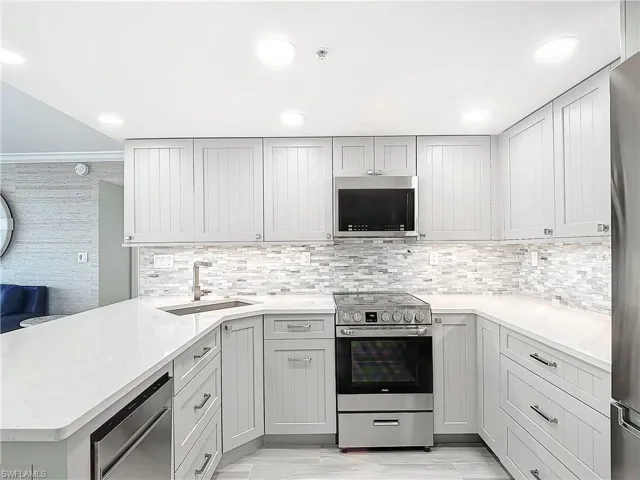 Just beautiful!! Backsplash : LUNADA BAY AGATE SERIES, TORINO 1"X3" BRICK IN SILK FINISH