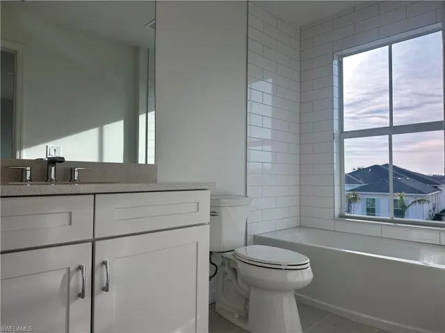 En suite bathroom (2nd floor)