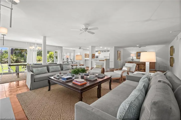 Open living area perfect for entertain family and friends!