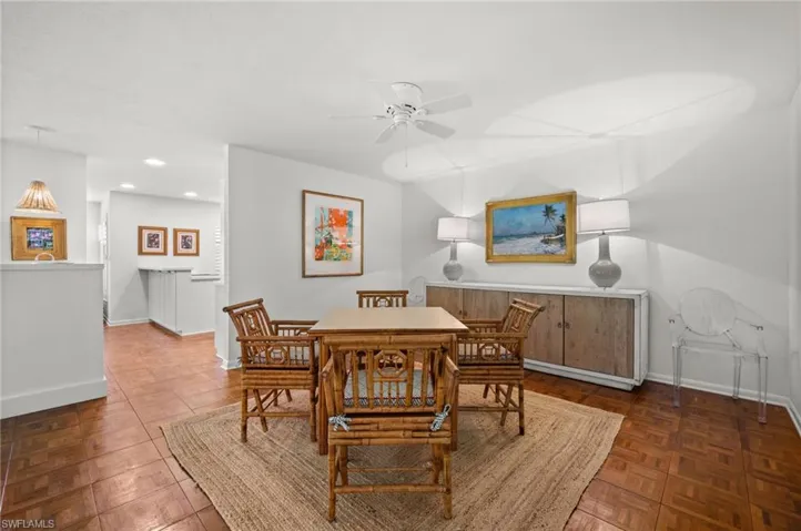 Perfect spot for cards, board games or puzzles lovers!