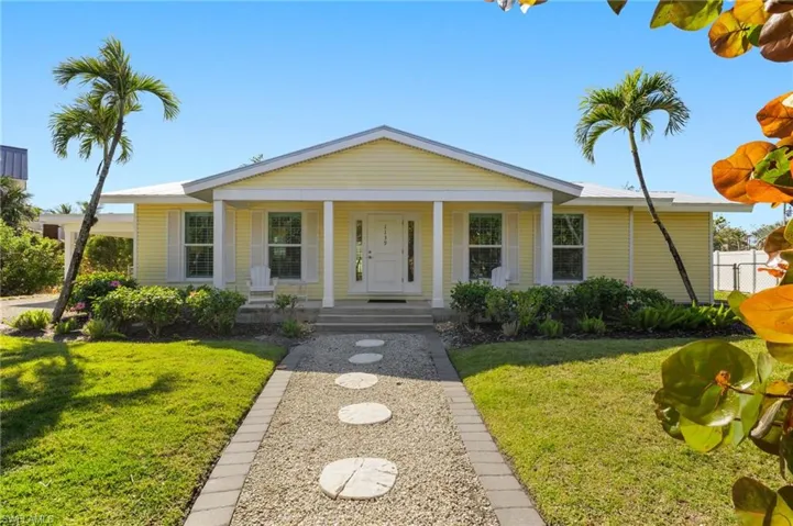 View of front of property featuring a porch and a front lawn