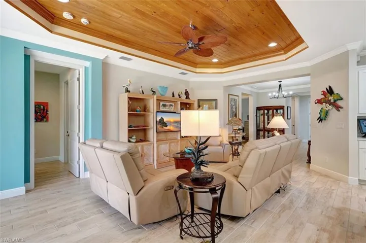 The family room is a very relaxing area to welcome guests, relax, watch television or read a book.