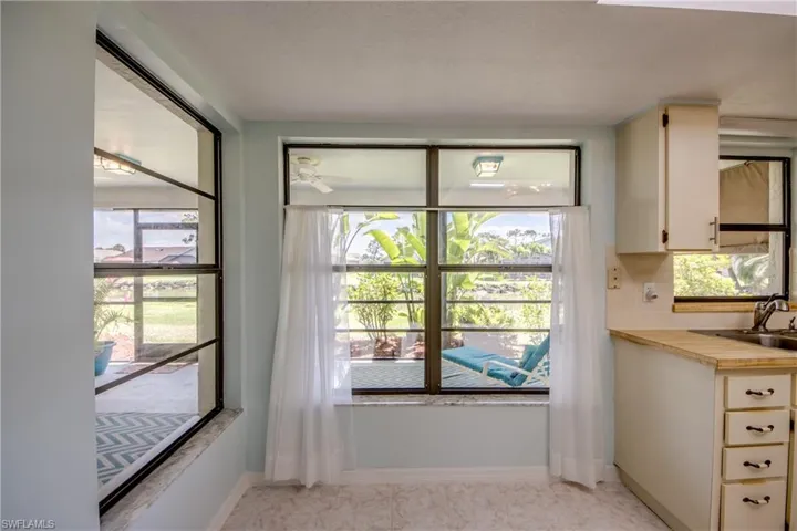 EAT-IN KITCHEN AREA.  LOOKING TO LANAI AND LAKE.